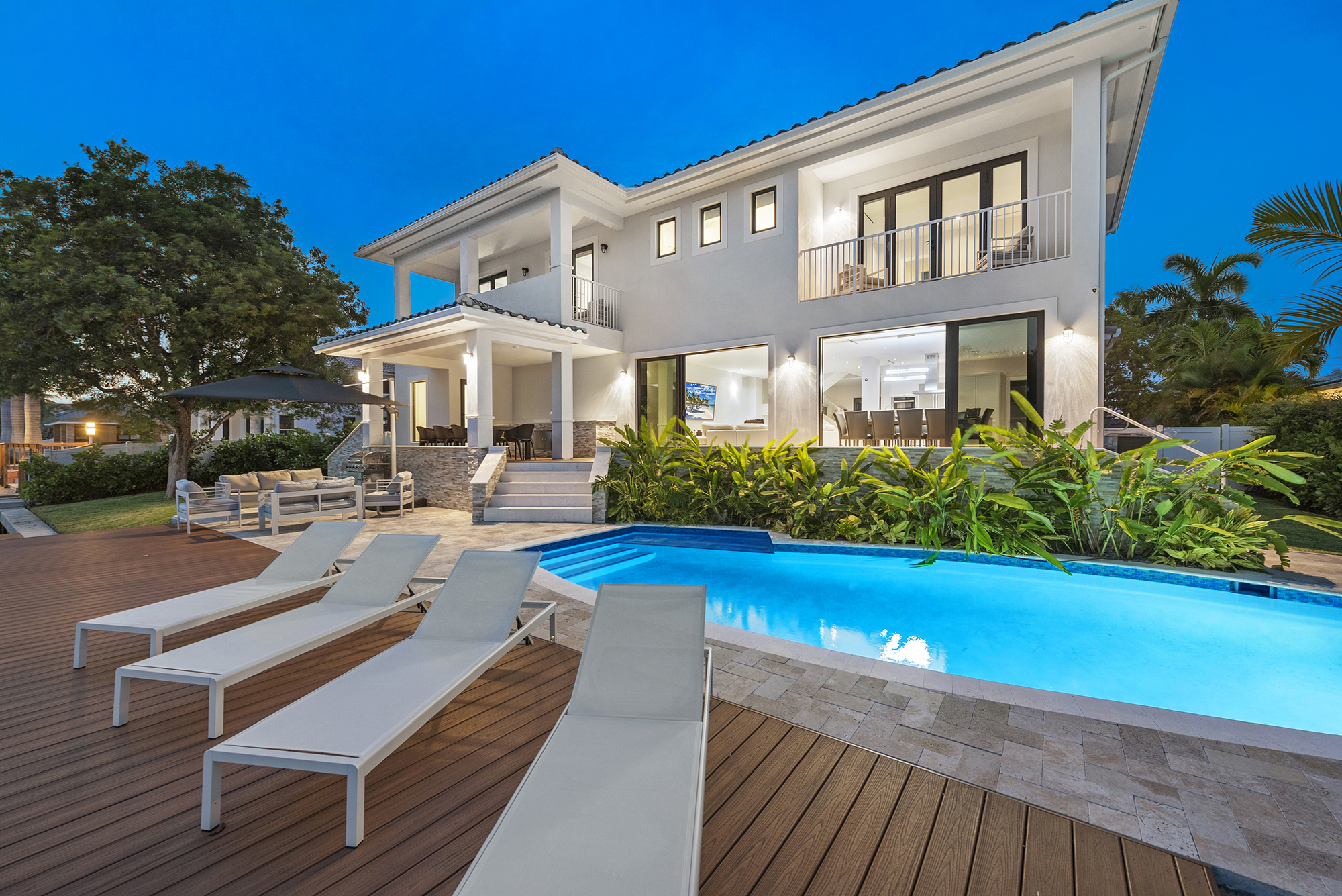 2 Villa Hollywood Backyard Pool in Miami