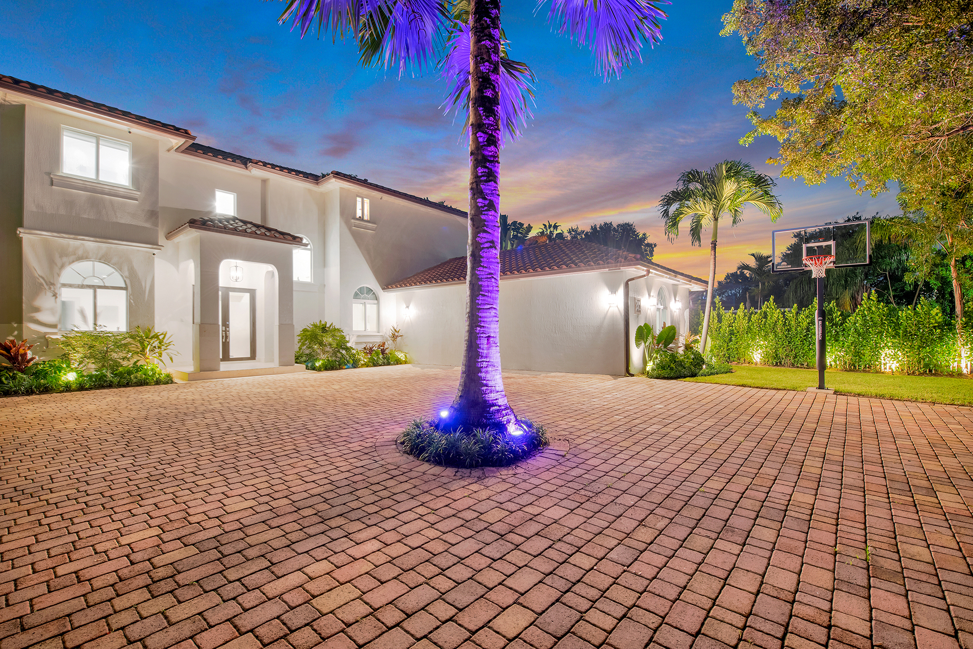 4 Villa Miami Frontyard Garage in Miami