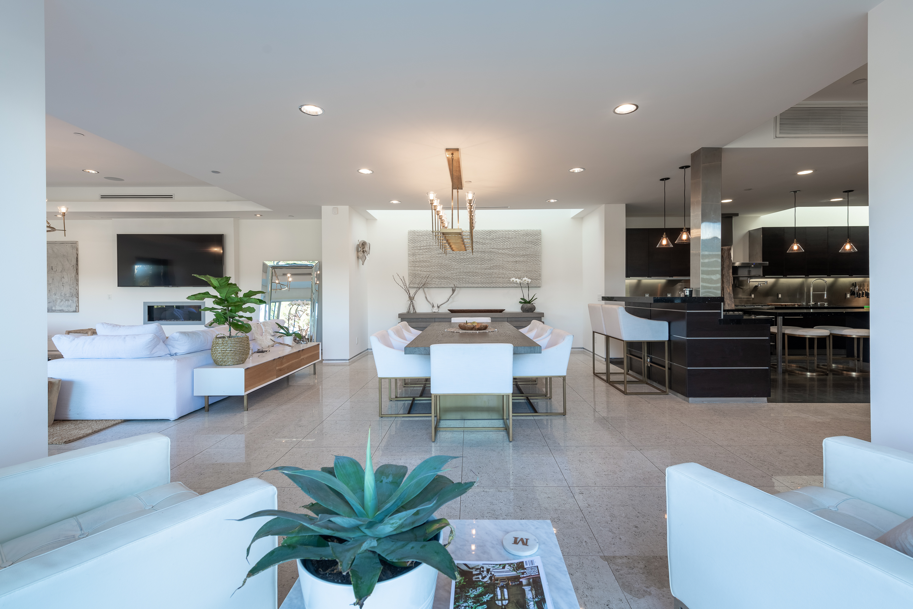 09 12148 Travis St in Los Angeles